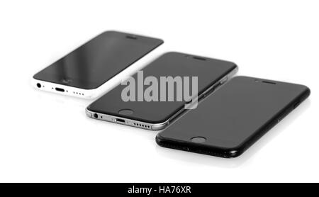 BRASOV, Romania - 27 Novembre 2016: 3 generazioni di Apple: iPhone 5C, iPhone 6 e iPhone 7 in fila, isolati su sfondo bianco Foto Stock