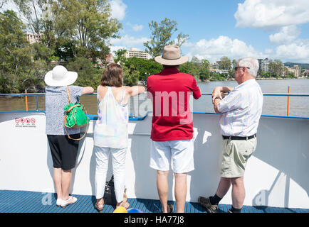 Coppie di anziani a bordo di TransLink traghetto sul Fiume Brisbane, West End, Brisbane, Queensland, Australia Foto Stock