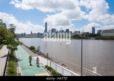 Skyline della città e il bicentenario Bikeway sulle rive del Fiume Brisbane, Milton, Brisbane, Queensland, Australia Foto Stock