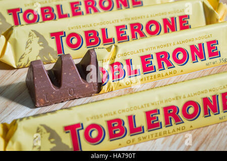 Bangkok, Tailandia - 28 Novembre 2016: Toblerone barrette di cioccolato svizzero - Cioccolato al latte con il miele e il torrone di mandorle. Foto Stock