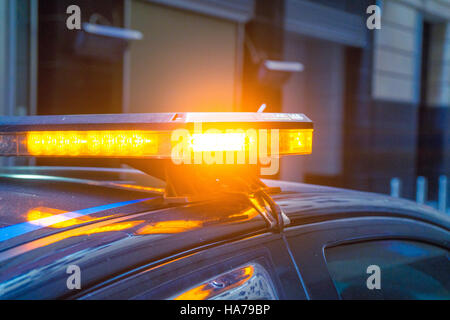 Lampeggiante magnetico arancione di occlusione faro su un luminoso giallo  sul tetto del veicolo Foto stock - Alamy