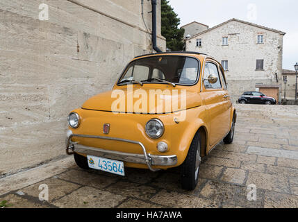 Il vecchio e il nuovo. La Fiat Cinquecento è ideale per le strette strade di San Marino, Italia. In fondo è un nuovo modello di veicolo iconica. Foto Stock