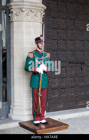 Guardie in uniforme cerimoniale fuori Palazzo pubblico Palazzo pubblico su Contrada del Pianello, San Marino, Italia Foto Stock