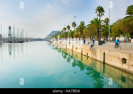 Persone sul terrapieno Port Vell di Barcellona. Spagna Foto Stock