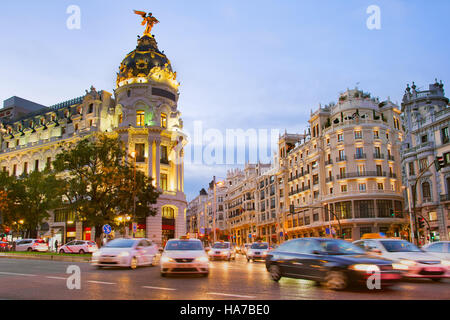 Il traffico sul centro cittadino di Madrid al crepuscolo. Spagna Foto Stock