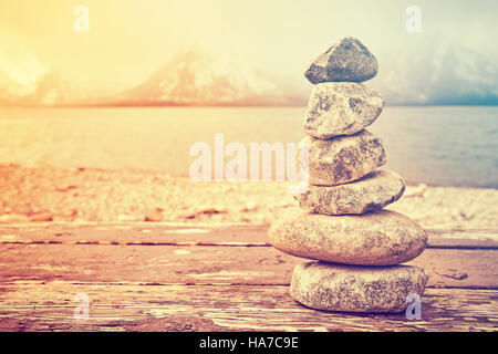 Vintage Stack dai toni di pietre, di equilibrio e di armonia concetto, Grand Teton National Park, Wyoming negli Stati Uniti. Foto Stock