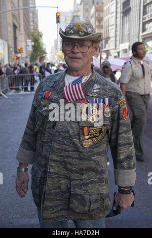 Veterani parata del giorno; anche noto come America's Parade; marche fino la Quinta Avenue in New York City. Veterano del Vietnam con cuore viola e altre medaglie militari in parata. Foto Stock