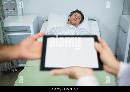 I medici utilizzando digitale compressa in reparto Foto Stock
