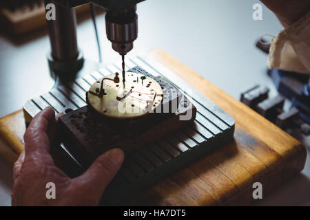Horologist riparazione di un orologio Foto Stock