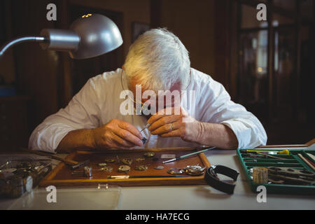 Horologist riparazione di un orologio Foto Stock