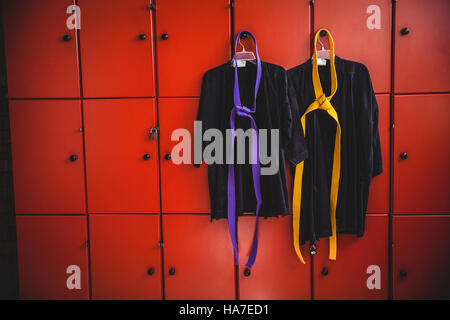 Due karate uniformi appesi locker Foto Stock