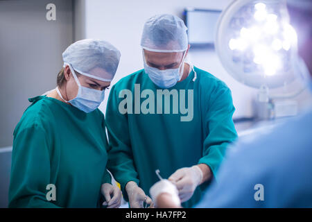 I chirurghi di eseguire l'operazione nella camera operativa Foto Stock