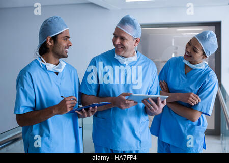 Il team di chirurghi a discutere su tavoletta digitale Foto Stock