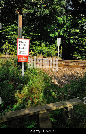 Uno stile che conduce su un sentiero di attraversamento su una delle principali linee ferroviarie. Foto Stock