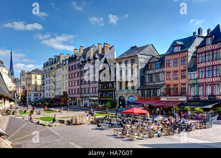 Rouen (Francia settentrionale): semi-case con travi di legno nella piazza "Place du Vieux-Marché' Foto Stock