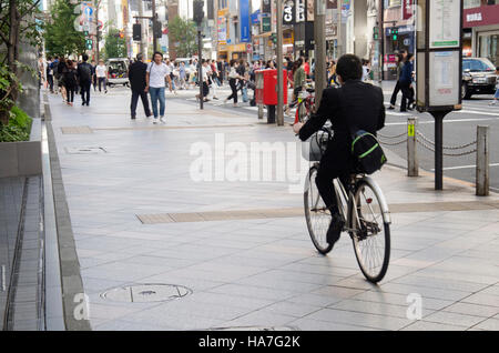 Il popolo giapponese crosswalk a piedi il traffico su strada e mountain bike bicicletta sul sentiero accanto al traffico stradale a Shinjuku city il 20 ottobre 2016 a Tokyo, Giappone Foto Stock