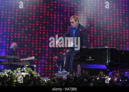 Sir Elton John suona presso la BBC Radio 2 Live in Hyde a Londra il 11 settembre, 2016 Foto Stock