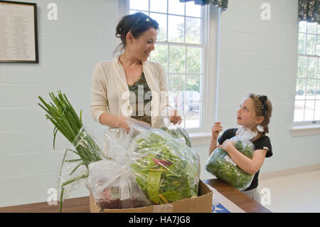 Fall Line Farms di Richmond, Virginia, opera come azienda agricola cooperativa focalizzata sulla fornitura di cibo locale attraverso pratiche sostenibili. L'USDA sostiene tali iniziative per promuovere lo sviluppo rurale e la sicurezza alimentare. Foto Stock