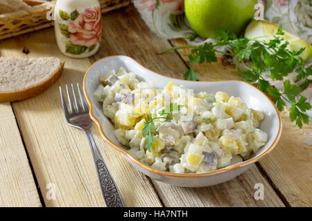 Con insalata di cavolo, pollo, Apple, cetriolo e noci. Cibo sano concetto. Vista dall'alto. Foto Stock