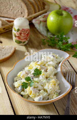 Con insalata di cavolo, pollo, Apple, cetriolo e noci. Cibo sano concetto. Vista dall'alto. Foto Stock