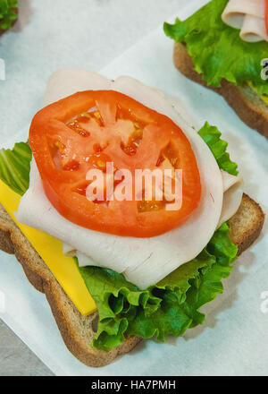 Il Food and Nutrition Service dell'USDA collabora con le scuole pubbliche di Arlington per fornire pasti scolastici, tra cui panini di tacchino e formaggio, promuovendo una sana alimentazione tra gli studenti. Foto Stock