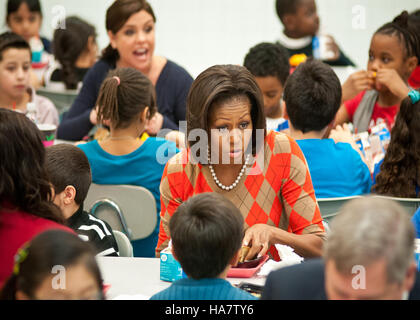 La First Lady Michelle Obama affronta gli standard nutrizionali della Parklawn Elementary School in Virginia, sottolineando i pasti scolastici sani e il ruolo dell'USDA nella promozione dell'educazione nutrizionale per gli studenti. Foto Stock