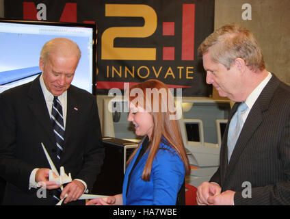 Il segretario all'agricoltura Tom Vilsack e il vicepresidente Joe Biden discutono della politica agricola, sottolineando il sostegno federale agli agricoltori, la sostenibilità e le iniziative di sicurezza alimentare. Foto Stock