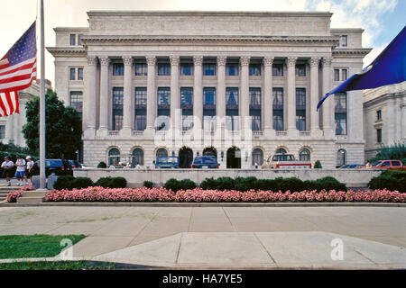 Il complesso USDA Whitten Building funge da hub amministrativo chiave per il Dipartimento dell'Agricoltura degli Stati Uniti, sostenendo la missione dell'agenzia nella ricerca, politica e sviluppo agricoli. L’edificio è parte integrante delle operazioni del dipartimento e dei programmi di sensibilizzazione. Foto Stock