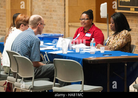 Questa immagine rappresenta l'evento Rural Development Cultural Transformation Day, organizzato dal Dipartimento dell'Agricoltura degli Stati Uniti. L'evento sottolinea il ruolo dell'USDA nella promozione dello sviluppo rurale e della resilienza della comunità attraverso iniziative culturali e agricole. Foto Stock