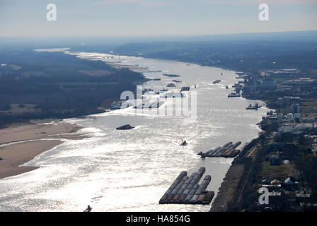 Questa immagine del corpo degli ingegneri dell'esercito degli Stati Uniti mette in evidenza il fiume Mississippi, un canale vitale negli Stati Uniti, noto per il suo ruolo nel commercio, nell'ecologia e nella storia. Il fiume supporta diversi ecosistemi e svolge un ruolo chiave nelle infrastrutture e nella gestione ambientale della nazione. Foto Stock