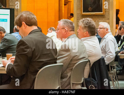 Il Dipartimento dell'Agricoltura degli Stati Uniti (USDA) ha ospitato il Bio-Challenge Symposium Stati Uniti-Israele, incentrato sulla ricerca sulle energie rinnovabili e sulla sostenibilità agricola. L'evento, tenutosi presso il Jamie Whitten Building di Washington D.C., ha evidenziato le innovazioni nella bioenergia e nelle pratiche agricole sostenibili, promuovendo la collaborazione tra Stati Uniti e Israele per soluzioni ambientali ed energetiche. Foto Stock