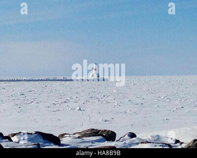 Vista invernale del lago Michigan con il suo paesaggio ghiacciato e l'atmosfera serena. La scena mette in evidenza la bellezza naturale del lago, l'ambiente circostante e la sua trasformazione stagionale in un paese delle meraviglie invernali, tipico dei parchi nazionali degli Stati Uniti durante i mesi più freddi. Foto Stock