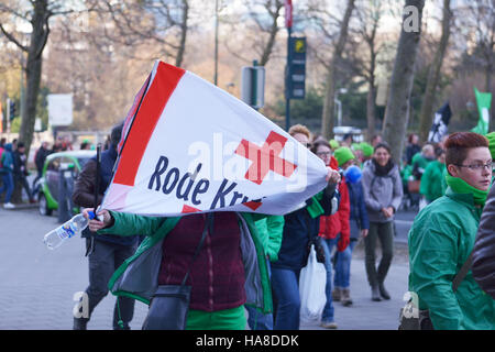 Manifestazione nazionale dei lavoratori di non-settore commerciale raccolti circa 20000 ai partecipanti il 24 novembre 2016 a Bruxelles, in Belgio Foto Stock