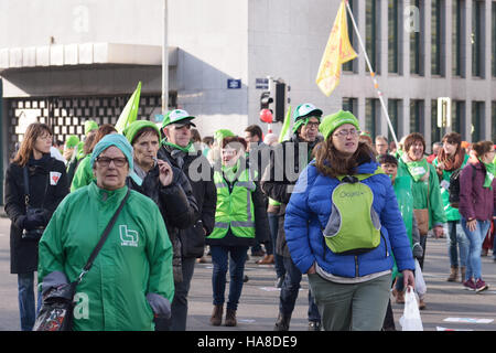 Manifestazione nazionale dei lavoratori di non-settore commerciale raccolti circa 20000 ai partecipanti il 24 novembre 2016 a Bruxelles, in Belgio Foto Stock