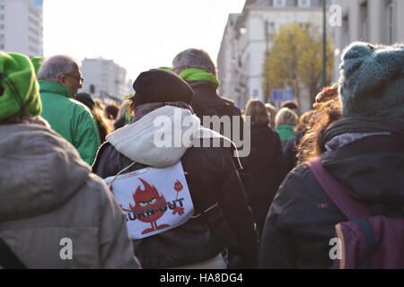 Manifestazione nazionale dei lavoratori di non-settore commerciale raccolti circa 20000 ai partecipanti il 24 novembre 2016 a Bruxelles, in Belgio Foto Stock