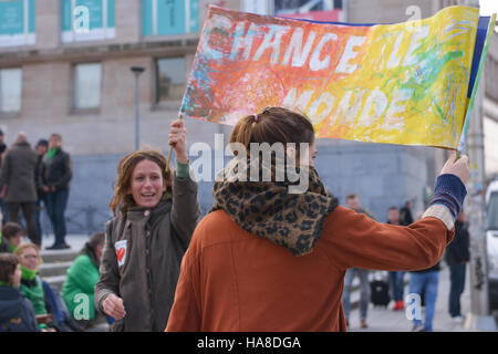 Manifestazione nazionale dei lavoratori di non-settore commerciale raccolti circa 20000 ai partecipanti il 24 novembre 2016 a Bruxelles, in Belgio Foto Stock