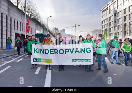 Manifestazione nazionale dei lavoratori di non-settore commerciale raccolti circa 20000 ai partecipanti il 24 novembre 2016 a Bruxelles, in Belgio Foto Stock