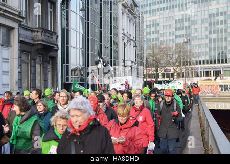 Manifestazione nazionale dei lavoratori di non-settore commerciale raccolti circa 20000 ai partecipanti il 24 novembre 2016 a Bruxelles, in Belgio Foto Stock