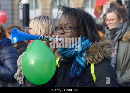 Manifestazione nazionale dei lavoratori di non-settore commerciale raccolti circa 20000 ai partecipanti il 24 novembre 2016 a Bruxelles, in Belgio Foto Stock