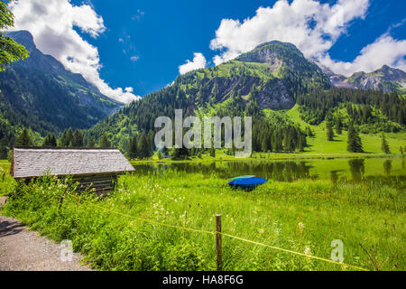 Vista lago Lauenensee vicino a Gstaad nelle Alpi svizzere, Berner Oberland, Svizzera, Europa. Foto Stock