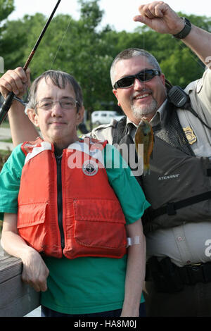 7396571958 usfwsmidwest LEO Hirschboeck assiste un Project Compass client 2 Foto Stock