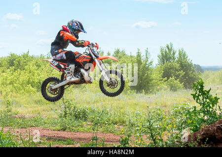 Il giovane atleta su una motocicletta jump Foto Stock