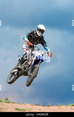 Il giovane atleta su una motocicletta jump Foto Stock