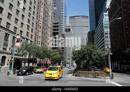 Il MetLife Building che sovrasta il Grand Central Terminal su Park Avenue, Manhattan, New York, Stati Uniti. Foto Stock