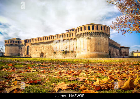 Castello Italia Foglie di autunno parco Terra tono giallo medievale di sfondo Foto Stock