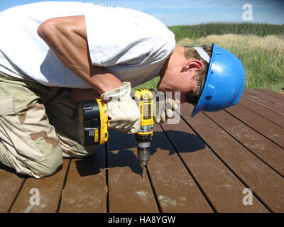 I giovani membri del corpo di conservazione partecipano a un progetto di restauro dell'habitat in un parco nazionale, contribuendo con compiti di conservazione fisica come l'installazione di strutture per migliorare le infrastrutture del parco e proteggere le risorse naturali. Foto Stock