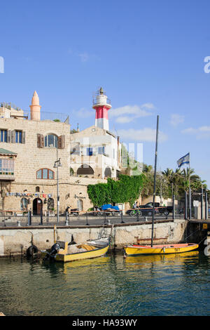 TEL AVIV - Luglio 13, 2014: Barche e il faro nella vecchia Jaffa porta. La Porta di Jaffa in un antico porto con tremila anni di storia. Ora parte della città o Foto Stock