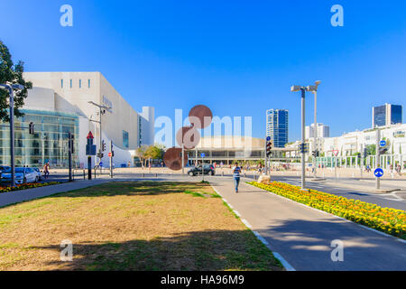 TEL AVIV, Israele - 15 Maggio 2015: Scena della Rothschild Boulevard, una biblioteca mobile e la piazza Habima (l'Orchestra Plaza), con visitatori, in te Foto Stock