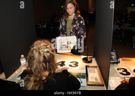 Questa fotografia scattata dal servizio ittico e faunistico degli Stati Uniti raffigura un giudice della fauna selvatica che valuta una scena naturale. L'immagine cattura l'importanza della protezione ambientale e della conservazione della fauna selvatica nel Midwest americano. Foto Stock