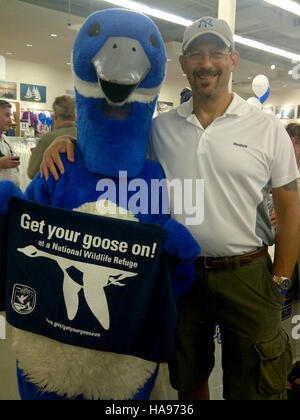 Questa immagine cattura una scena di fauna selvatica, probabilmente mostrando un'oca nel suo habitat naturale. Il titolo suggerisce un messaggio giocoso relativo alle attività all'aperto, possibilmente relativo al birdwatching o alla conservazione della natura. Foto Stock